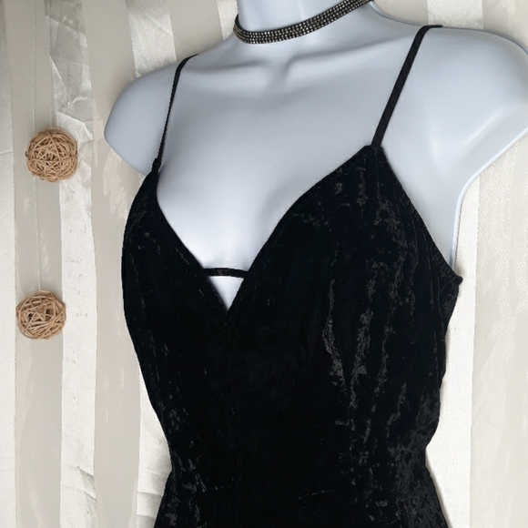 🖤 Ella Moss Plunging Velvet Romper/Jumpsuit - Picture 3 of 5